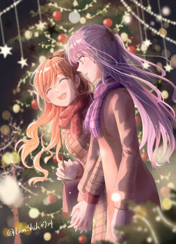 2girls bag bang_dream! black_bow blush bow brown_coat christmas_tree closed_eyes coat commentary couple grey_hair hair_bow half_updo highres holding_hands imai_lisa long_hair minato_yukina multiple_girls open_mouth purple_bag purple_scarf red_scarf scarf shih_lion shoulder_bag yellow_eyes yuri