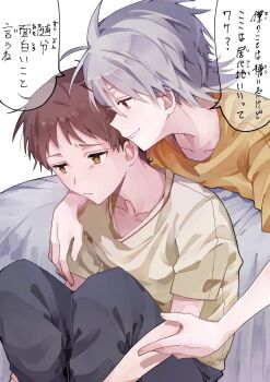 2boys arm_on_another&#039;s_shoulder black_pants brown_eyes brown_hair closed_mouth commentary_request grey_hair highres ikari_shinji knees_up lying male_focus multiple_boys nagisa_kaworu neon_genesis_evangelion on_bed on_floor on_stomach orange_shirt pants red_eyes saripon20090924 shirt short_hair sitting speech_bubble translation_request