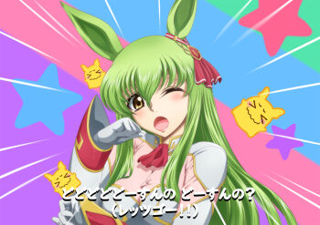 >_< 1girl animal_ears ascot bow c.c. code_geass commentary_request ear_ribbon fake_animal_ears gloves green_hair hair_between_eyes horse_ears kaname_aomame long_hair looking_at_viewer one_eye_closed open_mouth sidelocks solo star_(symbol) tracen_ondo_(song) tracen_ondo_outfit_(umamusume) translation_request upper_body yellow_eyes