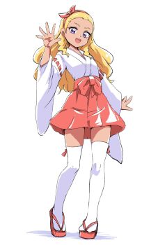 1girl alternate_costume amamiya_elena blonde_hair bow bow_hairband commentary dark-skinned_female dark_skin full_body hairband hakama hakama_short_skirt hakama_skirt hand_up highres japanese_clothes kimono looking_at_viewer miko okobo open_mouth platform_sandals precure purple_eyes red_bow red_hairband red_hakama sandals simple_background skirt smile solo standing star_twinkle_precure thighhighs uraki waving white_background white_kimono white_thighhighs wide_sleeves