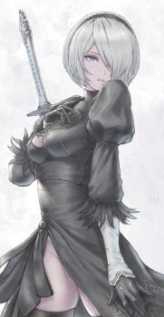 1girl 2b_(nier:automata) black_dress black_gloves black_hairband black_thighhighs blue_eyes breasts cleavage commentary cowboy_shot dress feather-trimmed_sleeves gloves grey_hair hair_over_one_eye hairband hand_on_own_chest highres juliet_sleeves leotard leotard_under_clothes lipgloss long_sleeves looking_at_viewer medium_breasts nier:automata nier_(series) parted_lips puffy_sleeves short_hair side_slit solo sword sword_on_back thighhighs tomozoo83 turtleneck turtleneck_dress weapon weapon_on_back white_leotard