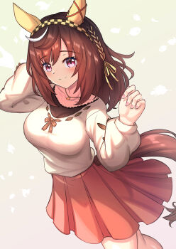 1girl animal_ears brown_hair buena_vista_(casual)_(umamusume) buena_vista_(umamusume) closed_mouth collarbone commentary_request ear_covers gradient_background green_background grey_background highres horse_ears horse_girl horse_tail jewelry looking_at_viewer medium_hair necklace pink_eyes red_skirt shirt skirt smile solo tail umamusume white_shirt yuutopia