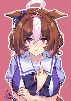 1girl @_@ absurdres animal_ears bow breasts brown_hair commentary_request hair_between_eyes highres horse_ears horse_girl horse_tail kimi_tsuru large_breasts looking_at_viewer medium_hair meisho_doto_(umamusume) multicolored_hair open_mouth outline pink_background puffy_short_sleeves puffy_sleeves purple_bow purple_eyes sailor_collar school_uniform short_sleeves signature simple_background tail tracen_school_uniform two-tone_hair umamusume upper_body white_hair white_outline white_sailor_collar