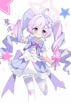 1girl ahoge blue_archive bow commentary foot_out_of_frame foot_up gloves hair_between_eyes hair_ornament halo highres holding holding_wand looking_at_viewer magical_girl multicolored_hair pantyhose pink_hair purple_bow purple_eyes purple_hair purple_shoes reisa_(blue_archive) reisa_(magical)_(blue_archive) shoes simple_background smile solo standing standing_on_one_leg star_(symbol) star_hair_ornament striped_clothes striped_pantyhose symbol-only_commentary translation_request tttlr twitter_username two-tone_hair v wand white_background white_gloves wing_hair_ornament
