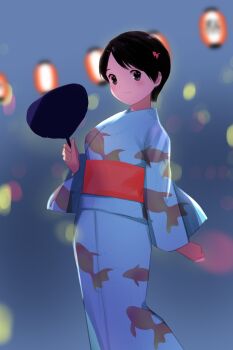 1girl animal_print autumn backlighting black_eyes black_hair blurry blurry_background blush bokeh carp commentary_request cowboy_shot depth_of_field fish_hair_ornament fish_print hair_ornament hand_fan highres holding holding_fan japanese_clothes kimono lantern looking_at_viewer obi original paper_fan paper_lantern parted_bangs partial_commentary pixie_cut red_sash sash short_hair smile solo tanaka_yutaka uchiwa yukata