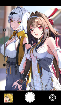 +_+ 2girls 310setsu absurdres bare_shoulders black_gloves black_shorts blonde_hair breasts brown_hair cleavage closed_mouth commentary_request dress fake_phone_screenshot fake_screenshot fingerless_gloves gloves green_eyes hair_between_eyes hair_intakes hair_ornament hairband high-waist_shorts highres ju_fufu large_breasts locked_arms long_hair medium_breasts multiple_girls open_mouth red_eyes shorts sleeveless sleeveless_dress smile very_long_hair white_dress white_hair white_hairband ye_shunguang yellow_eyes yixuan_(zenless_zone_zero) zenless_zone_zero