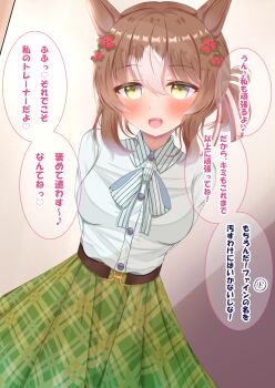 1girl absurdres animal_ears arms_behind_back belt blush bow brown_belt brown_hair casual clover_hair_ornament commentary_request fine_motion_(casual)_(umamusume) fine_motion_(umamusume) green_eyes green_skirt hair_between_eyes hair_ornament highres horse_ears horse_girl long_sleeves looking_at_viewer lpikamasi medium_hair multicolored_hair open_mouth shirt skirt smile solo speech_bubble teeth translation_request umamusume upper_teeth_only variant_set white_hair white_shirt