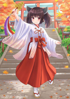 1girl ahoge arm_up autumn_leaves bell blush brown_eyes brown_hair brown_sandals closed_mouth commentary_request day full_body hakama hakama_skirt headgear highres holding iroha_(iroha_matsurika) japanese_clothes jingle_bell kagura_suzu kimono leaf looking_at_viewer maple_leaf miko outdoors red_hakama sandals skirt smile socks solo stairs standing standing_on_one_leg stone_stairs tabi torii touhoku_kiritan twintails twitter_username voiceroid white_kimono white_socks zouri