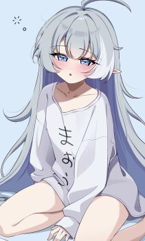 1girl :o ahoge alternate_costume arm_support blue_background blue_eyes blush collarbone commentary_request extra_pupils feet_out_of_frame female_tyrant_(stella_sora) flat_chest grey_hair highres kano3 long_sleeves loungewear no_pants open_mouth pointy_ears simple_background sitting sleeves_past_wrists solo squeans stella_sora translated tyrant_(stella_sora) waking_up yokozuwari