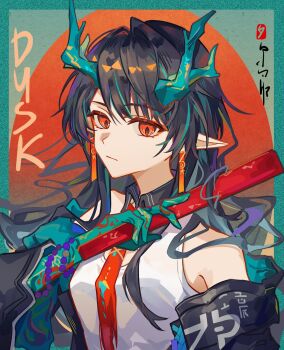 1girl arknights bead_bracelet beads black_hair bracelet chuichuihuahewu colored_skin commentary dragon_girl dragon_horns dusk_(arknights) green_skin highres horns jewelry multicolored_hair pointy_ears red_eyes solo streaked_hair symbol-only_commentary