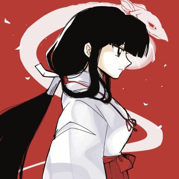 1girl black_hair blunt_bangs brown_eyes closed_mouth from_side highres inuyasha japanese_clothes kikyou_(inuyasha) kimono long_hair long_sleeves maaruutaa0 miko red_background shinidamachuu solo traditional_youkai white_kimono