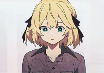 1girl anisphia_wynn_palettia black_ribbon blonde_hair collared_shirt green_eyes grey_background grey_shirt hair_ribbon highres kaeshi_(yuukaeshi) medium_hair parted_lips ribbon shirt simple_background solo tensei_oujo_to_tensai_reijou_no_mahou_kakumei upper_body