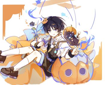 1boy :d absurdres animalization belt black_cat black_hair black_overalls black_shorts blue_bow blunt_ends border bow candy casual cat cat_hair_ornament contemporary feathers finger_gun fire food fur_wrist_cuffs genshin_impact gold_trim hair_ornament halloween highres holding holding_candy holding_food holding_lollipop huhu_norii jack-o&#039;-lantern light_blush lollipop looking_at_viewer male_focus marionette marionette_controller official_alternate_costume open_mouth orange_border overalls person_and_animalization pom_pom_(clothes) puppet puppet_strings purple_belt purple_eyes scaramouche_(cat)_(genshin_impact) scaramouche_(genshin_impact) shirt short_sleeves shorts sitting smile swirl_lollipop tongue tongue_out twitter_username undershirt white_background white_shirt white_sleeves wispy_bangs wrist_cuffs yellow_feathers