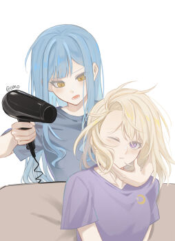 2girls absurdres bang_dream! bang_dream!_it&#039;s_mygo!!!!! blonde_hair blue_hair blue_shirt blush chinese_commentary closed_mouth commentary_request drying drying_another&#039;s_hair drying_hair hair_down hair_dryer highres holding holding_hair_dryer long_hair looking_at_another medium_hair misumi_uika multiple_girls omo_cccc one_eye_closed open_mouth purple_eyes shirt short_sleeves sidelocks simple_background spoilers t-shirt togawa_sakiko upper_body white_background yellow_eyes