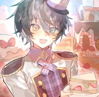 1boy blue_eyes bow cake collared_shirt commentary contrast_collar doll_house_(ensemble_stars!) ensemble_stars! fang food fruit fruit_sandwich green_hair hair_between_eyes hat heterochromia highres holding holding_plate kagehira_mika looking_at_viewer male_focus mini_hat official_alternate_costume open_mouth plate purple_bow sandwich shirt short_hair shuijiao_ren solo strawberry symbol-only_commentary upper_body white_hat white_shirt yellow_eyes