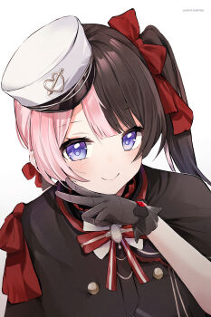 1girl absurdres arata_ryou arm_up artist_name black_gloves blue_eyes blush bow bowtie brown_cape brown_hair buttons cape closed_mouth commentary_request gloves hair_ribbon hat heart heart_print highres looking_at_viewer mini_hat multicolored_hair parted_bangs pink_hair red_bow red_bowtie red_ribbon ribbon side_ponytail simple_background smile solo tachibana_hinano two-tone_hair upper_body v virtual_youtuber vspo! white_background white_hat