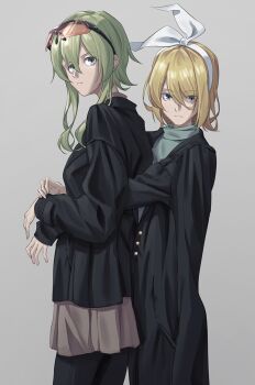 2girls :< arms_around_waist black_dress black_shirt blonde_hair blue_eyes bow breasts commentary_request dress eyewear_on_head facial_mark green_eyes green_hair grey_background grey_sweater gumi hair_between_eyes hair_bow hair_ornament hairclip heart heart_facial_mark height_difference highres kagamine_rin long_sleeves medium_breasts medium_hair multiple_girls safety_glasses shirt short_hair simple_background standing sweater vocaloid white_bow wounds404