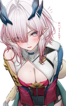 1girl absurdres arknights arknights:_endfield blush breasts cleavage commentary_request dragon_girl dragon_horns dragon_tail hair_over_one_eye highres horns large_breasts looking_at_viewer mi_fu_(arknights) mole mole_on_breast multicolored_hair partial_commentary pink_eyes pink_hair pointy_ears simple_background solo tab_head tail translation_request white_background