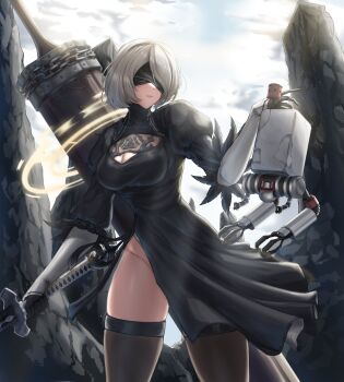 2b_(nier:automata) absurdres black_gloves black_hairband blindfold cleavage_cutout clothing_cutout commentary_request covered_eyes drimm drone feather-trimmed_sleeves gloves hairband highres holding holding_sword holding_weapon huge_weapon korean_commentary multiple_swords nier nier:automata nier_(series) outdoors pod_(nier:automata) robot sword sword_on_back weapon weapon_on_back white_hair