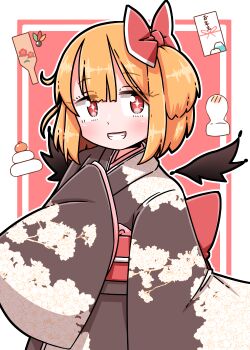 +_+ 1girl alternate_costume black_kimono black_wings blonde_hair blush bow commentary_request floral_print furisode grin hagoita hair_bow hane_(hanetsuki) highres japanese_clothes kagami_mochi kimono long_sleeves looking_at_viewer new_year obi obiage obijime one_side_up paddle print_kimono red_bow red_eyes red_sash roco_(katsuya1011) rumia sash smile solo touhou translation_request wide_sleeves wings