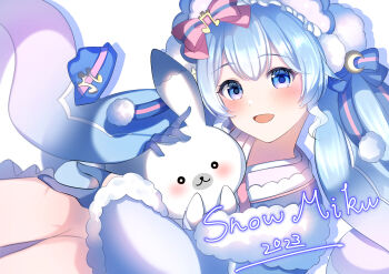 Rule 34 | 1girl, aqua hair, blue eyes, blue gloves, blush, bonnet, bow, commentary request, crescent, crescent hair ornament, fur-trimmed kimono, fur-trimmed sleeves, fur trim, gloves, hair between eyes, hair ornament, hatsune miku, highres, japanese clothes, kimono, long hair, looking at viewer, multicolored hair, official alternate costume, official alternate hairstyle, open mouth, pink bow, pink hair, pink kimono, pom pom (clothes), purple gloves, rabbit yukine, smile, snowflakes, solo, sun hair ornament, twintails, upper body, very long hair, vocaloid, white background, white rabbit (animal), yomomo14, yuki miku, yuki miku (2023)