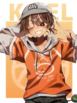 1boy absurdres baseball_cap black_eyes blush bright_pupils brown_hair camouflage camouflage_shorts collarbone dark-skinned_male dark_skin grey_hat grin hanabata0320 hat highres hood hoodie kel_(birthday)_(omori) kel_(faraway)_(omori) kel_(omori) long_sleeves looking_at_viewer low_ponytail male_focus omori one_eye_closed open_mouth orange_hoodie ponytail short_hair short_ponytail shorts smile solo teeth v white_pupils