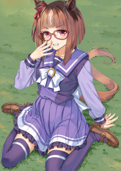 1girl animal_ears blush bow bowtie breasts brown_hair collarbone commentary_request ear_ornament glasses grass horse_ears horse_girl horse_tail long_sleeves looking_at_viewer miri_(ago550421) multicolored_hair open_mouth pleated_skirt purple_sailor_collar purple_serafuku purple_shirt purple_skirt purple_thighhighs red-framed_eyewear red_eyes sailor_collar sailor_shirt school_uniform serafuku shirt shoes short_hair sitting skirt smile solo tail teeth thighhighs tracen_school_uniform transcend_(umamusume) umamusume wariza white_bow white_bowtie white_hair