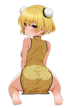 1girl ass bare_shoulders barefoot blonde_hair blush breasts bun_cover china_dress chinese_clothes double_bun dress feet from_behind full_body hair_bun highres higurashi_no_naku_koro_ni houjou_satoko loli looking_at_viewer looking_back purple_eyes short_hair simple_background sitting sleeveless sleeveless_dress soles solo toes wariza white_background yuno_ff
