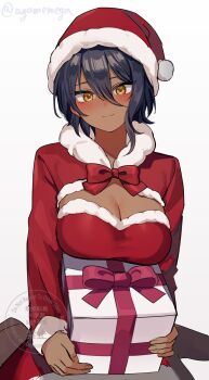 1girl agame-san_(agamemega) agamemega artist_name blue_hair blush bow box breasts christmas cleavage commentary_request dark-skinned_female dark_skin gift gift_box hair_between_eyes hat highres holding holding_gift large_breasts light_smile long_sleeves looking_at_viewer original red_bow santa_hat short_hair simple_background sitting smile straight-on twitter_username wariza white_background yellow_eyes