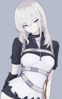 1girl belt black_arm_warmers black_choker black_shirt choker closed_mouth cowboy_shot girls_band_cry grey_background grey_belt grey_eyes grey_hair hair_between_eyes highres kawaragi_momoka long_hair looking_at_viewer multicolored_hair n_nai_nai_n roots_(hair) shirt sidelocks simple_background solo