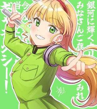 1girl armband blonde_hair blunt_bangs blush breast_pocket breasts clothes_writing coat_dress commentary double_m/ dress glowstick green_background green_dress green_eyes grin hairband heanna_sumire highres holding holding_glowstick ijigen_fes_idolmaster_love_live!_utagassen kyaku_tasu long_sleeves looking_at_viewer love_live! love_live!_nijigasaki_high_school_idol_club love_live!_superstar!! m/ medium_breasts outline penlight_(glowstick) pleated_dress pocket purple_armband red_hairband ryouran!_victory_road_(love_live!) signature smile solo text_background translation_request upper_body white_outline