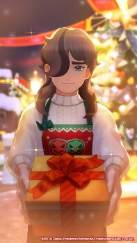 1boy apron arven_(holiday_2025)_(pokemon) arven_(pokemon) blue_eyes blurry blurry_background box brown_hair christmas closed_mouth commentary_request gift gift_box hair_over_one_eye holding holding_gift long_hair looking_at_viewer male_focus nintendo official_alternate_costume official_art pokemon pokemon_masters_ex print_apron smile solo sparkle sweater watermark white_sweater