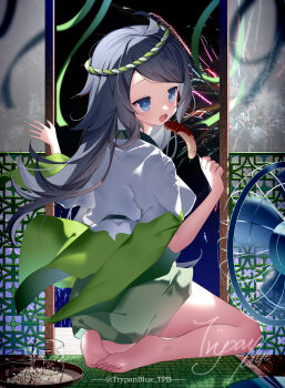 1girl absurdres barefoot birdcage black_hair blue_eyes blush cage chocolate-covered_food chocolate_banana electric_fan feet green_skirt grey_hair highres inohara_koboshi long_hair looking_at_viewer looking_back ongeki open_mouth shirt short_sleeves skirt smile soles solo trypan_blue twitter_username water