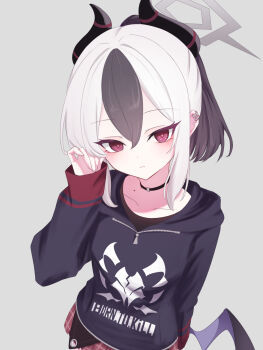 1girl black_choker black_hair black_hoodie black_horns black_shirt blue_archive bright_pupils choker closed_mouth collarbone demon_horns demon_wings ear_piercing earclip eyeliner grey_halo hair_between_eyes halo hashtag-only_commentary head_tilt highres hncstk hood hood_down hoodie horns kayoko_(blue_archive) long_eyelashes long_sleeves looking_at_viewer makeup medium_hair mole mole_on_collarbone multicolored_hair piercing pink_pupils pleated_skirt pocket ponytail problem_solver_68_(blue_archive) raised_eyebrows red_eyeliner red_eyes red_skirt shirt sidelocks simple_background single_wing skirt solo standing two-tone_hair white_background white_hair white_pupils wings zipper