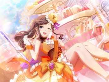 1girl bow brown_corset brown_hair corset dutch_angle earrings food food-themed_hat fork frilled_skirt frills game_cg gloves hand_on_own_cheek hand_on_own_face holding holding_fork jewelry long_hair looking_at_viewer official_art one_eye_closed orange_bow orange_shirt orange_skirt oversized_food oversized_object pendant ponytail purple_eyes sandwich shirt shoujo_kageki_revue_starlight shoujo_kageki_revue_starlight_-re_live- sidelocks sitting skirt sleeveless sleeveless_shirt solo sparkle tendou_maya tiered_tray wavy_hair white_gloves wrist_cuffs