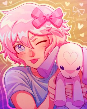 1boy alternate_costume alternate_hair_color alternate_hairstyle alternate_universe artist_name basil_(faraway)_(omori) basil_(omori) blue_eyes blue_shirt blush bow bright_pupils closed_mouth collarbone commentary english_commentary hair_bow highres holding holding_stuffed_toy looking_at_viewer male_focus omori pink_bow pink_hair shirt short_hair short_sleeves smile solo stuffed_animal stuffed_rabbit stuffed_toy t-shirt tongue tongue_out upper_body white_pupils zoewillowz