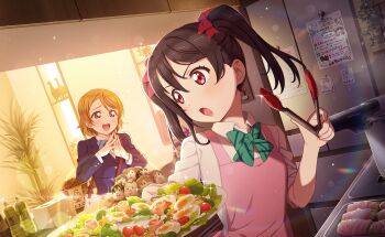 2girls apron black_hair bow bowtie food game_cg green_bow green_bowtie highres holding holding_tongs indoors kitchen koizumi_hanayo love_live! love_live!_school_idol_festival_2 love_live!_school_idol_project multiple_girls official_art open_mouth otonokizaka_school_uniform pink_apron red_eyes school_uniform sliced_egg third-party_source tongs twintails yazawa_nico